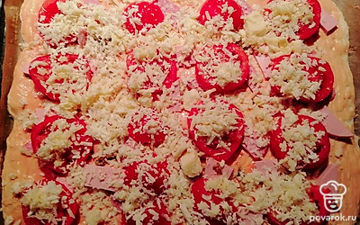 Посыпать 1/2 частью сыра. Поставить в духовку при температуре 180 градусов, до готовности.