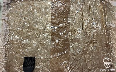 Форму для выпекания застелите пергаментной бумагой и смажьте растительным маслом.