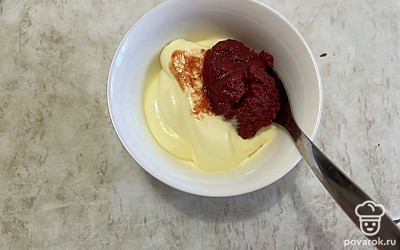 В отдельной ёмкости соедините постный майонез и томатный соус.