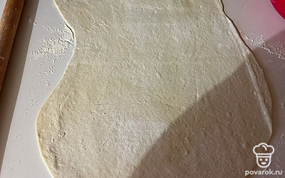 Стол присыпьте мукой и раскатайте на нём тесто.