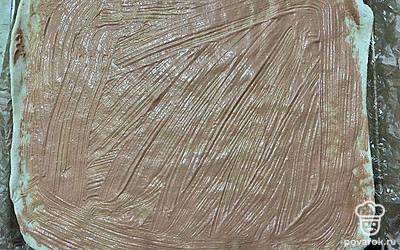 Основу для пиццы смажьте приготовленным соусом.