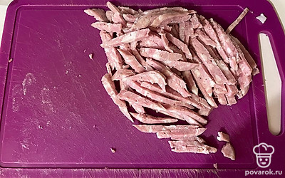 Копчёную колбасу нарежьте на небольшую и тонкую соломку.