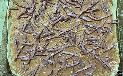 соломку из колбасы распределите поверх соуса.