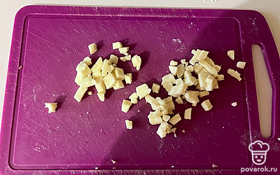 Далее мелко нарежьте сыр или натрите на мелкой тёрке. 