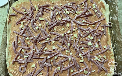 Равномерно распределить сыр по основе пиццы.