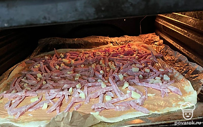 Пиццу отправьте выпекаться в духовку на 10 минут при 190 градусах.