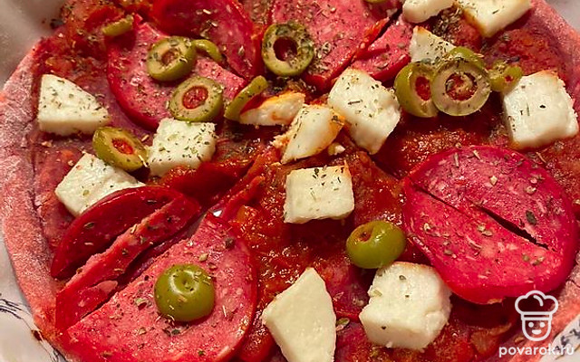 Розовая пицца со свекольным соком — Рецепт с фото