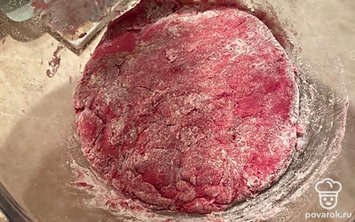 Просеять муку и смешать ее с солью. Часть, примерно 1/5 стакана, отложить, чтобы добавить после замеса, если тесто того потребует. Сделать углубление в муке, вылить туда оливковое масло и воду пополам со свекольным соком. Замесить мягкое тесто.