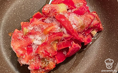 На сковороде припустить на растительном масле помидоры с солью.