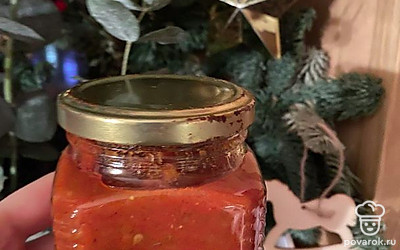 Помешивать до загустевания. Намазать раскатанную основу соусом, сверху добавить колбасу, адыгейский сыр, посыпать орегано. Выпекать в духовом шкафу на 200 градусах около 13 минут, в режиме «конвекция».