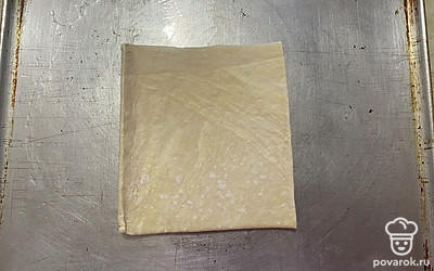 На форму для выпекания разместите пласт слоенного теста, раскатывать его не нужно.