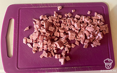 Мелко нарежьте докторскую колбасу.