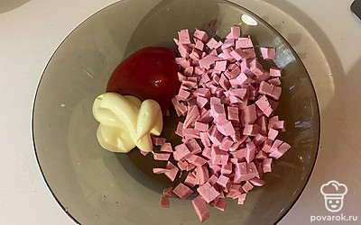 В отдельной емкости соедините майонез, кетчуп чили и нарезанную докторскую колбасу.