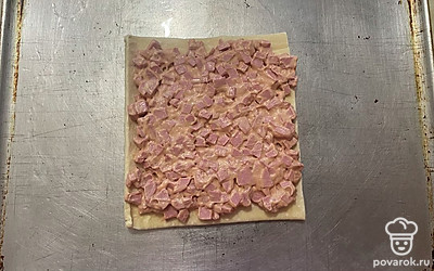 И распределите эту начинку обильно по всему пласту теста.