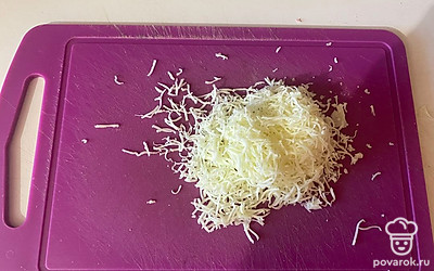 Далее на мелкой терке натрите мягкий сыр.