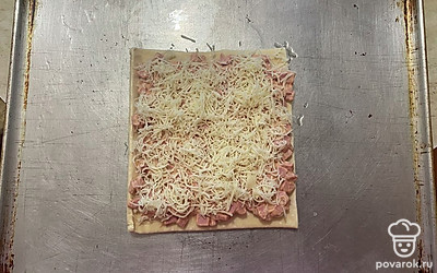 И распределите равномерно его по всей пицце.