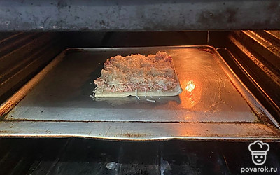 Отправьте пиццу выпекаться в духовку на 15 минут при 175 градусах.