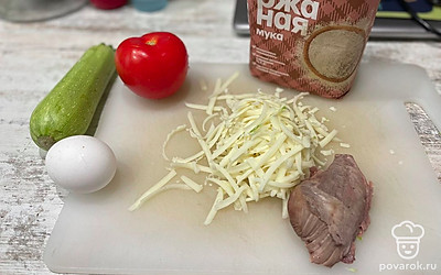 Приготовим ингредиенты. Вымоем помидор, кабачок, натрем сыр и порежем индейку.