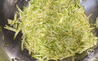 Натрем кабачок и сольем с него жидкость.