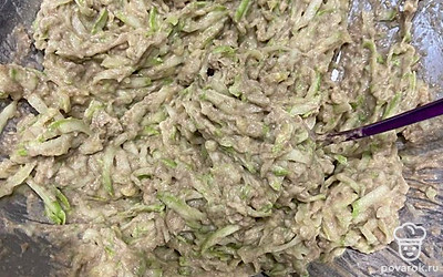 Введем муку и яйцо, замешаем тесто гуще сметаны.