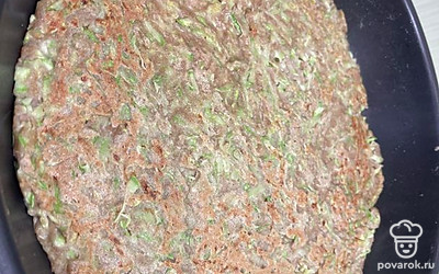 Выпекаем с двух сторон основу для пиццы.