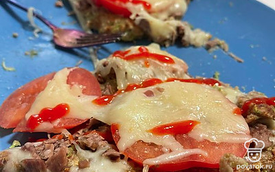 Я люблю полить пиццу сверху остреньким соусом.