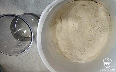 Соединяем все сухие ингредиенты: мука, соль, сахар, дрожжи. Добавляем 330 миллилитров
 холодной воды и 6 столовых ложек оливкового масла. 