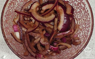 На следующий день сначала маринуем лук в бальзамическом уксусе и сахаре.