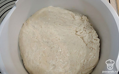 Тесто через сутки подошло, делим его на 3 части. Будет 3 пиццы.