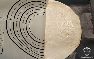 Чтобы легко переложить круг на протвень, накрываем его антипригарным ковриком или бумагой для выпечки. 