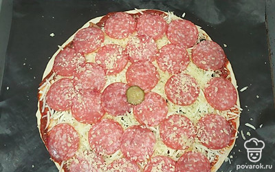 Ставим в духовку на максимальную температуру, сколько может выдать ваша духовка. У меня 270 градусов с конвекцией. Пицца готовится 5-6 минут. Если 250, то примерно 9-12 минут. Все зависит от вашей духовки.