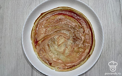 Перемешайте кетчуп и майонез, смажьте корж для пиццы.