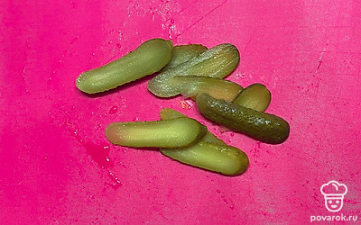 Нарежьте корнишоны.