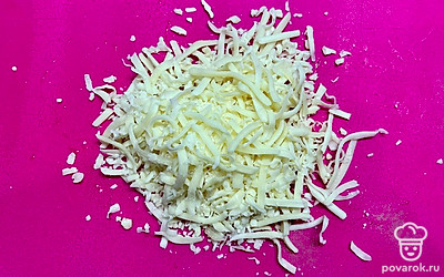 Натрите сыр.