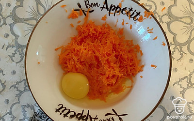 Морковку натрите на терке, добавьте яйцо. 