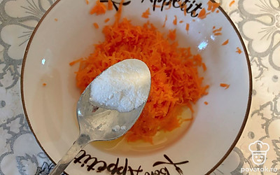 В миску всыпьте сахарную пудру. 