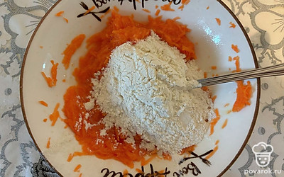 Перемешайте, добавьте 3 ложки муки. 