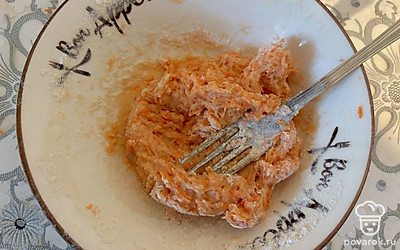 Перемешайте все ингредиенты. Получится мягкое тесто. 