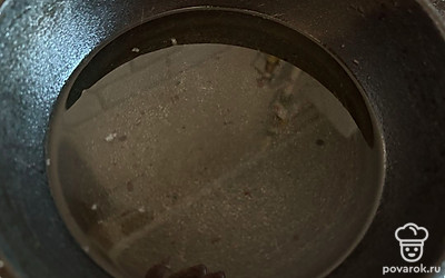 На среднем огне разогрейте масло. 