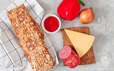 Отмерьте заранее нужное количество продуктов. Разложите их на столе. Перец вымойте. С лука снимите шелуху. Подготовьте форму для запекания с низкими бортиками. Разогрейте духовку до 180 градусов.