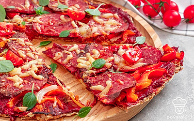 Не дожидайтесь остывания. Подавайте на стол сразу, предварительно разделив на порции и украсив ломтиками черри и листочками базилика.