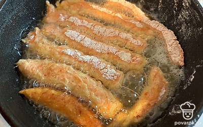 Морковные палочки обжарьте со всех сторон до золотистой корочки (примерно 5 минут). 