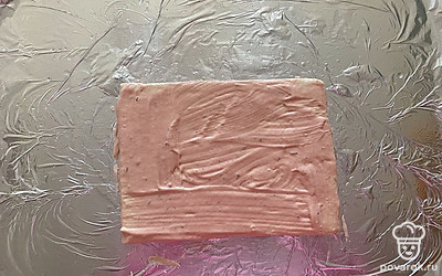 Для соуса соедините майонез и томатную пасту, этим соусом смажьте тесто.