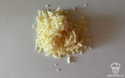 Сыр натрите на терке.