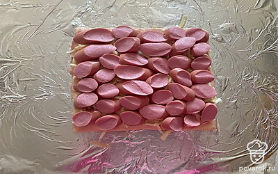 Далее разместите нарезанные венские сосиски.