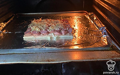 Пиццу отправьте в духовку выпекаться на 15 минут при 180 градусах.