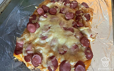 Подавайте к столу, пока пицца горячая.