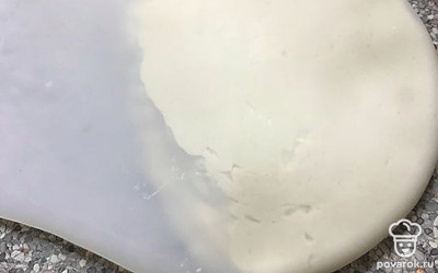 Взять или приготовить простое тесто для пиццы.