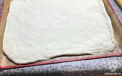 Раскатать его в тонкий пласт на противень. Я кладу под него силиконовый коврик.