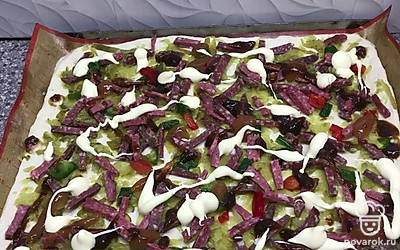 Нарезать любую колбасу соломкой, кубиком. Можно добавить грибы. Полить майонезом, кетчупом и разровнять ложкой.